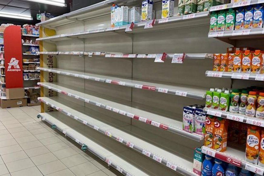 FOTOGRAFÍA. ZARAGOZA (ESPAÑA), 22.03.2022. Desabastecimiento de leche en algunos supermercados de Zaragoza (España). Efe