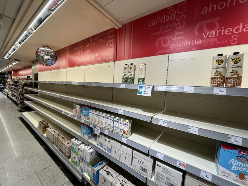FOTOGRAFÍA. ZARAGOZA (ESPAÑA), 22.03.2022. Desabastecimiento de leche en algunos supermercados en España. Ñ Pueblo (1)