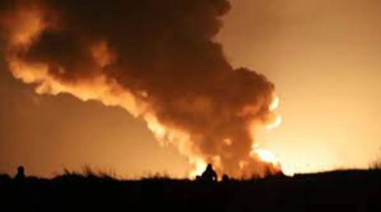 Un depósito de petróleo está en llamas en Vasilkiv (Ucrania) tras un ataque aéreo de tropas invasoras de Rusia