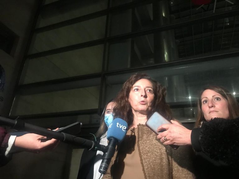 FOTOGRAFÍA. VALENCIA) ESPAÑA), 28.02.2022. Castro celebra la reapertura del caso Oltra.- La Secretaria jurídica nacional de partido político Vox España, Marta Castro Fuentes (i), junto con la líder de Vox en las Cortes Valencianas y presidente de esta formación en Alicante, Ana Vega Campos (d) , atienden la prensa a la salida de los juzgados tras asistir como acusación popular en el caso de los abusos sexuales a los menores tutelados en la Comunidad Valenciana, que afecte directamente al marido de la vicepresidente, portavoz y consejera de Igualdad del Gobierno tripartito Valenciano, Mónica Oltra Jarque. Lasvocesdelpueblo (Ñ Pueblo)