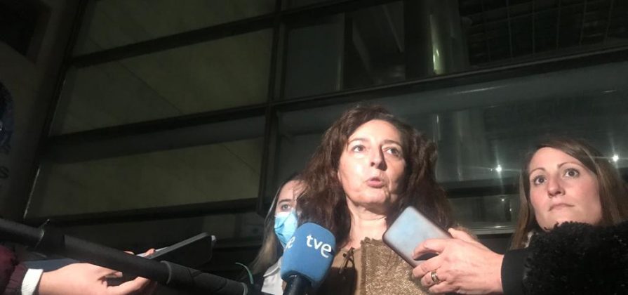 FOTOGRAFÍA. VALENCIA) ESPAÑA), 28.02.2022. Castro celebra la reapertura del caso Oltra.- La Secretaria jurídica nacional de partido político Vox España, Marta Castro Fuentes (i), junto con la líder de Vox en las Cortes Valencianas y presidente de esta formación en Alicante, Ana Vega Campos (d) , atienden la prensa a la salida de los juzgados tras asistir como acusación popular en el caso de los abusos sexuales a los menores tutelados en la Comunidad Valenciana, que afecte directamente al marido de la vicepresidente, portavoz y consejera de Igualdad del Gobierno tripartito Valenciano, Mónica Oltra Jarque. Lasvocesdelpueblo (Ñ Pueblo)