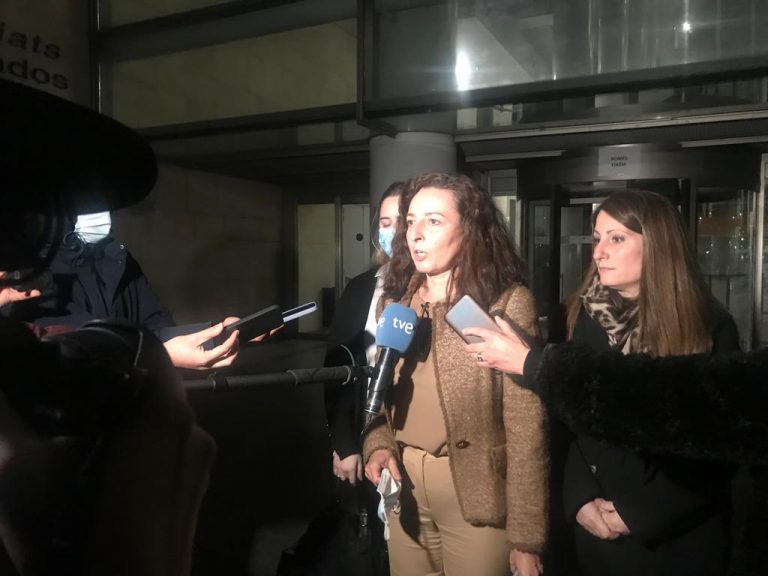 FOTOGRAFÍA. VALENCIA) ESPAÑA), 28.02.2022. Castro lleva ante Tribunales a AEK por fotos de Txapote en Korrika. La Secretaria jurídica nacional de partido político Vox España, Marta Castro Fuentes (i), junto con la líder de Vox en las Cortes Valencianas y presidente de esta formación en Alicante, Ana Vega Campos (d), atienden la prensa a la salida de los juzgados tras asistir como acusación popular en el caso de los abusos sexuales a los menores tutelados en la Comunidad Valenciana, que afecte directamente al marido de la vicepresidente, portavoz y consejera de Igualdad del Gobierno tripartito Valenciano, Mónica Oltra Jarque. Lasvocesdelpueblo (Ñ Pueblo)