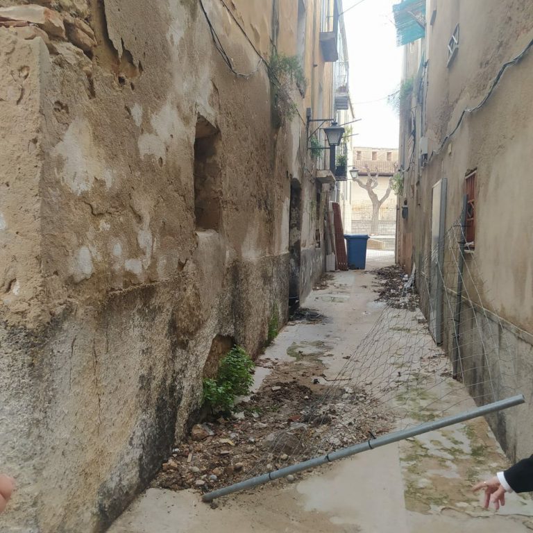 VOX denuncia el abandono del barrio de Remolins (Tortosa) y advierte del grave problema de la ocupación
