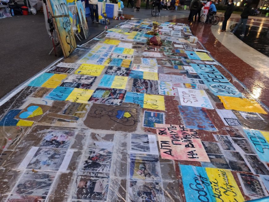 FOTOGRAFÍA. BARCELONA (ESPAÑA), 08.03.2022. Varias pancartas denuncian en Plaza Cataluña de de Barcelona (España) la mortífera invasión rusa de Ucrania. Las imágenes dicen que el presidente de Rusia, Vladimir Putin, es un nazi, . (Ñ Pueblo)