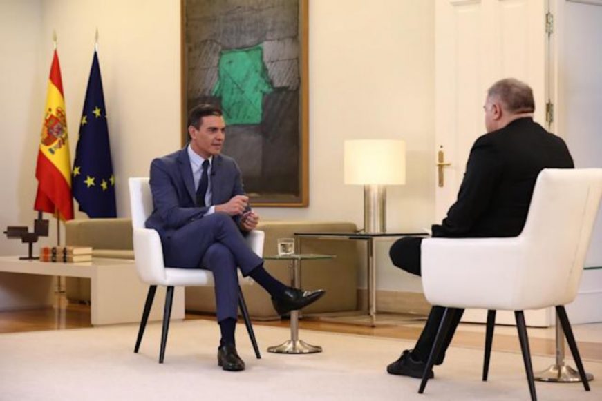 FOTOGRAFÍA. MADRID (ESPAÑA), 14.03.2022.- El presidente del Gobierno, Pedro Sánchez (i) y el periodista Antonio García Ferreras. Efe