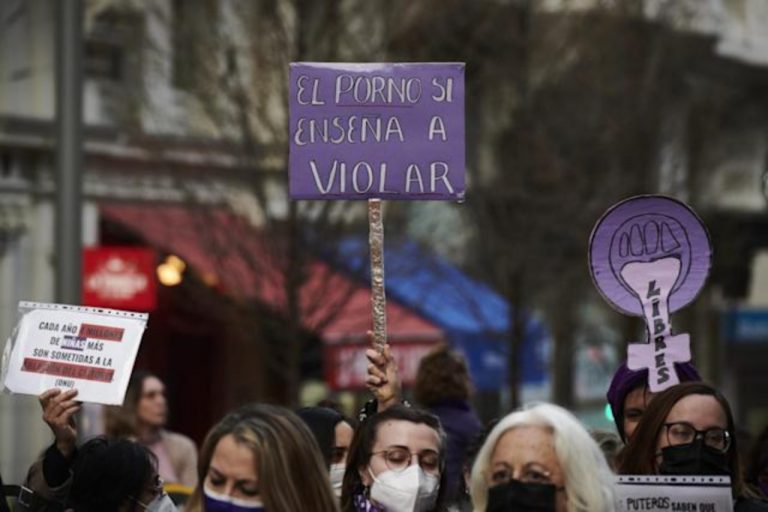 El feminismo institucionalizado vuelve a la calle muy dividido bajo lema»Derechos para todas, todos los días»