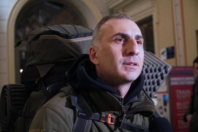 Viajan a Ucrania varios miles de voluntarios de EEUU, Georgia, Japón, Reino Unido, Canadá, etc. contra Putin: «No me puedo sentar en casa y mirar cómo los bárbaros del siglo XXI (las tropas de Putin, Rusia) destrozan Ucrania, matan a civiles, niños, mujeres, ancianos»