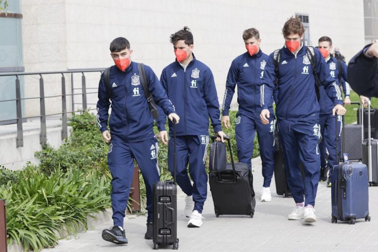 «Pedri» (Pedro González López), el futbolista que tiene enamorados a todos, lidera la vuelta de la Selección Española a Cataluña tras 18 años de prohibición por parte del separatismo