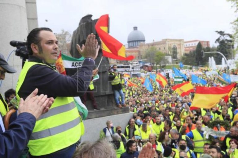 Los transportistas protestan en Madrid por la subida de los combustibles