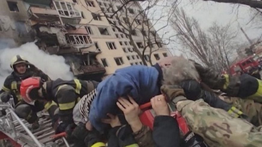 FOTOGRAFÍA. KIEV (UCRANIA), 14.03.2022. El pueblo de Ucrania evacúa a los supervivientes de un ataque con misiles de las tropas invasoras rusas contra bloques de edificios en Kiev. Ñ Pueblo