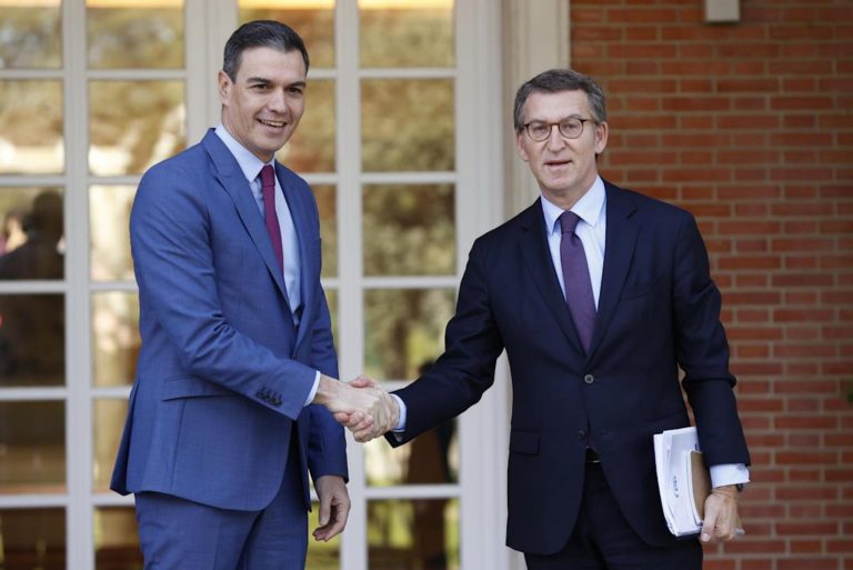 FOTOGRAFÍA. MADRID (ESPAÑA), 07.04.2022. El presidente del Gobierno, Pedro Sánchez Pérez Castejón (i) (PSOE), recibe al nuevo líder del PP, Alberto Núñez Feijóo (d) (PP), este jueves en el Palacio de la Moncloa en Madrid. Efe