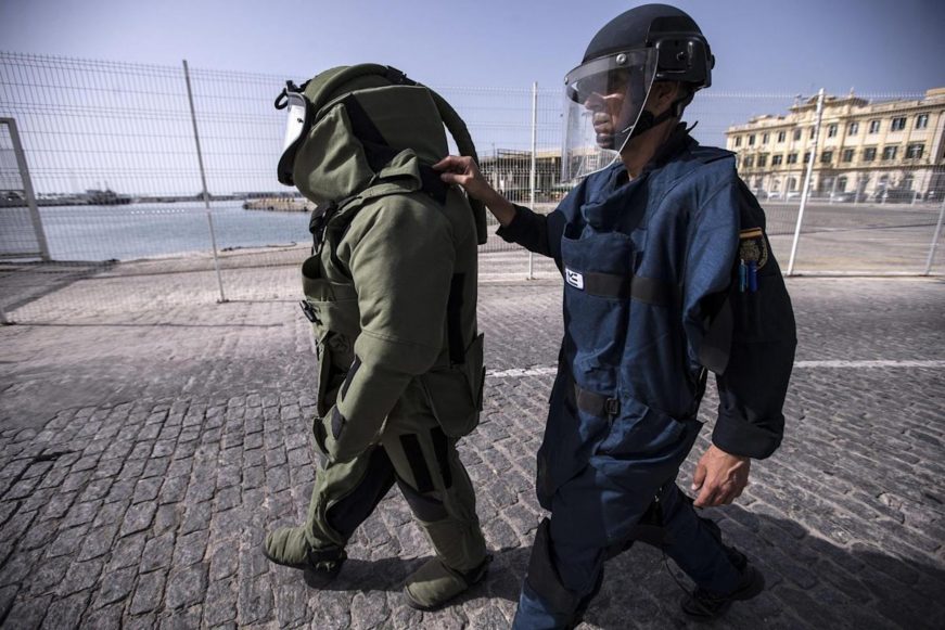 FOTOGRAFÍA. ESPAÑA, AÑO 2019. Dos agentes del Cuerpo Nacional de Policía, TEDAX, durante un simulacro. Efe