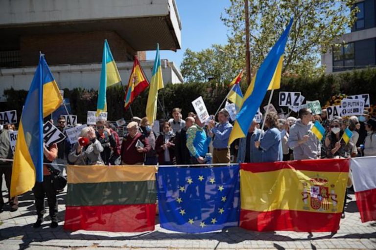 Madrid| Una protesta frente a la embajada rusa denuncia que Rusia «está masacrando a toda una población civil, desde «niños a personas mayores» en Ucrania