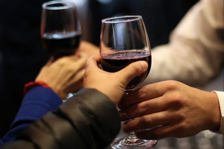 España| El Gobierno de Pedro Sánchez elimina ahora la prohibición del vino y bebidas alcohólicas en su ‘plan’ para los restaurantes y Hostelería