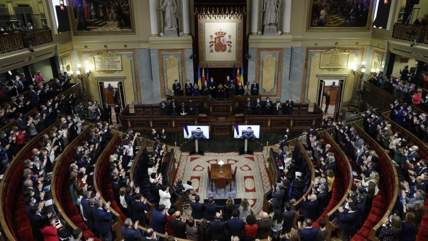El pleno del Congreso de los Diputados, aplaude al presidente de Ucrania, Volodímir Zelensky. Efe (2)