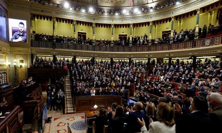 Los apoyos de Rusia en España| El secretario de Estado de Agenda 2030 Enrique Santiago (Partido Comunista), diputados de Podemos, IU y separatistas de CUP y BNG no aplauden a Ucrania (Volodímir Zelenski) en el Congreso de los Diputados