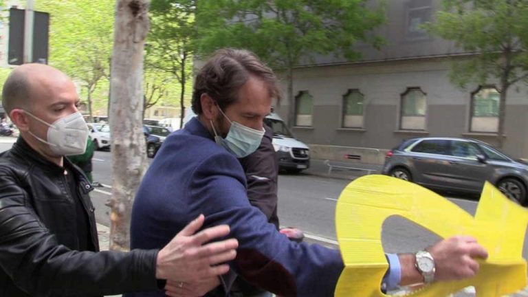 Vídeo| Los catalanes limpian la Consejería de Interior de la simbología separatista sin miedo a las «agresiones de funcionarios separatistas»