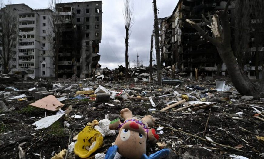 FOTOGRAFÍA. BUCHA (REGIÓN DE KIEV) KIEV (UCRANIA), 04.04.2022. Varios juguetes de niños que ya han muertos asesinados por las tropas de ocupación rusas en Bucha (Kiev). Ñ Pueblo