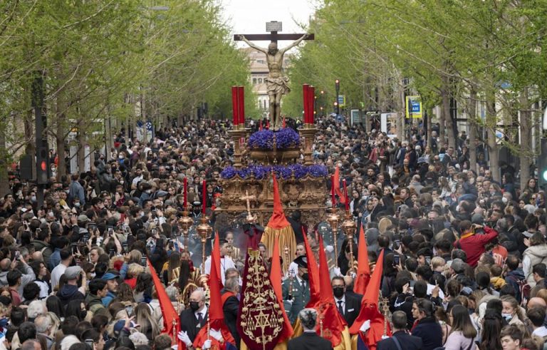 Semana Santa| Sacan en Granada al «Cristo de los Gitanos» a hombros de fieles de Cofradía del Santísimo Cristo del Consuelo y María Santísima del Sacromonte