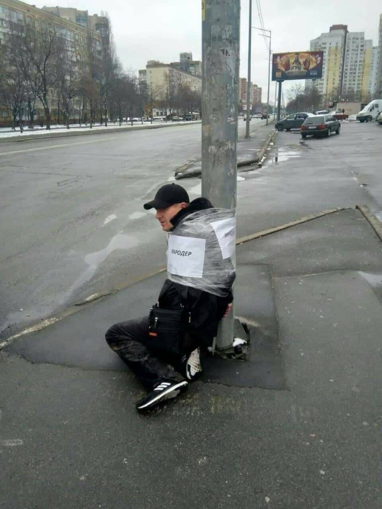 FOTOGRAFÍA. KIEV, KHARKIV Y REGIONES DE KIEV Y KHARKIV (UCRANIA), 01.03.2022. Civiles, víctimas de la invasión rusa de Ucrania Ucrania, repelan a los saqueadores (falsos civiles o espías rusos) en Kiev, Kharkiv y regiones de Kiev y Kharkiv. Los espías rusos son la avanzadilla civil rusa que prepara el terreno, dando posiciones de la Resistencia y Ejército de Ucrania a la maquinaria de guerra rusas para que vaya destruyendo Ucrania y masacrando a los civiles que no quieren abandonar sus casas y, además, las posiciones a tiempo real de los voluntarios y Ejército de Ucrania. El problema de los ocupantes es que Ucrania ya era un país democrático y conocía muy bien la falta de democracia que existe en Rusia. Así, las tropas de Vladimir Putin se han encontrado con un contratiempo en el terreno que ninguno d elos asesores de Putin se lo había imaginado. El enemigo había puesto sus esperanza sobre la ayuda y colaboración, y sobre todo la supuesta 'falta de patriotismo en Ucrania', a su juicio, al considerar que el pueblo ucraniano era simplemente ruso. Fuerzas armadas de Ucrania / Lasvocesdelpueblo (Ñ Pueblo).