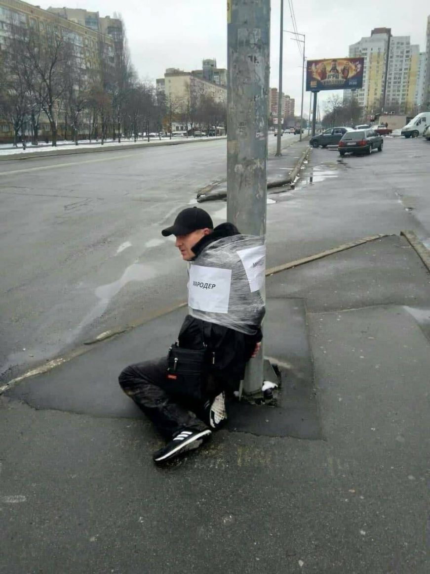 FOTOGRAFÍA. KIEV, KHARKIV Y REGIONES DE KIEV Y KHARKIV (UCRANIA), 01.03.2022. Civiles, víctimas de la invasión rusa de Ucrania Ucrania... Ñ Pueblo (3) FOTOGRAFÍA. KIEV, KHARKIV Y REGIONES DE KIEV Y KHARKIV (UCRANIA), 01.03.2022. Civiles, víctimas de la invasión rusa de Ucrania Ucrania, repelan a los saqueadores (falsos civiles o espías rusos) en Kiev, Kharkiv y regiones de Kiev y Kharkiv. Los espías rusos son la avanzadilla civil rusa que prepara el terreno, dando posiciones de la Resistencia y Ejército de Ucrania a la maquinaria de guerra rusas para que vaya destruyendo Ucrania y masacrando a los civiles que no quieren abandonar sus casas y, además, las posiciones a tiempo real de los voluntarios y Ejército de Ucrania. El problema de los ocupantes es que Ucrania ya era un país democrático y conocía muy bien la falta de democracia que existe en Rusia. Así, las tropas de Vladimir Putin se han encontrado con un contratiempo en el terreno que ninguno d elos asesores de Putin se lo había imaginado. El enemigo había puesto sus esperanza sobre la ayuda y colaboración, y sobre todo la supuesta 'falta de patriotismo en Ucrania', a su juicio, al considerar que el pueblo ucraniano era simplemente ruso. Fuerzas armadas de Ucrania / Lasvocesdelpueblo (Ñ Pueblo).