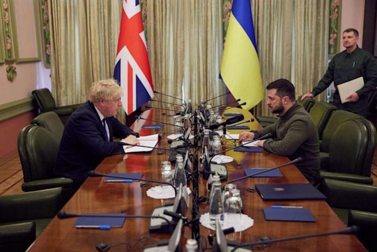 Invasión rusa de Ucrania| Boris Johnson se reúne en Kiev con Volodímir Zelenski en una visita «sorpresa» y no avisada previamente