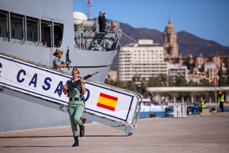 Semana santa Málaga| La Legión y el Cristo de la Buena Muerte y Ánimas acuden a la cita de Nuestra Señora de la Soledad Coronada de la Cofradía de Mena