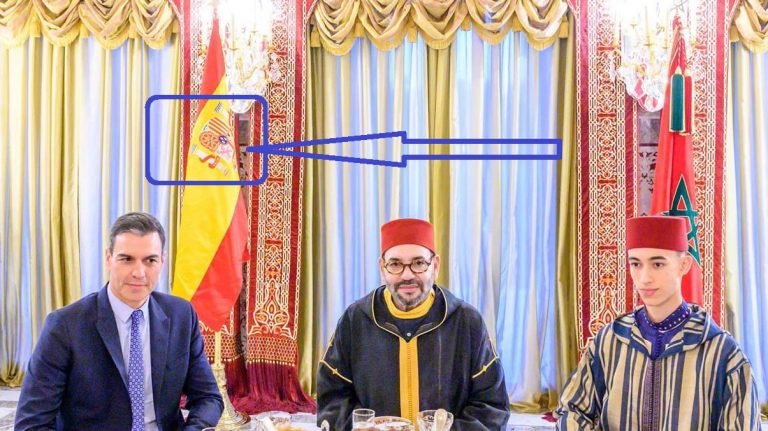 Bandera de España al revés en Marruecos| ¿Pedro Sánchez Pérez Castejón firma la «rendición» de Ceuta, Melilla y resto de España ante Mohamed VI de Marruecos?
