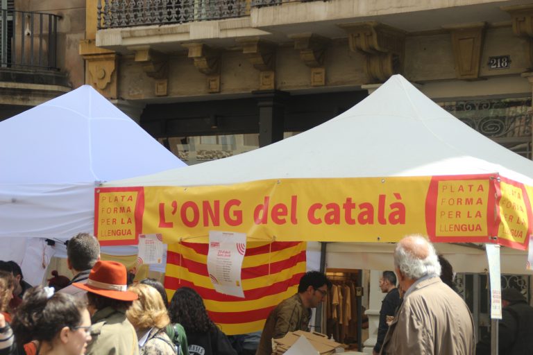 Plataforma per la Llengua y Òmnium son carceleros de niños