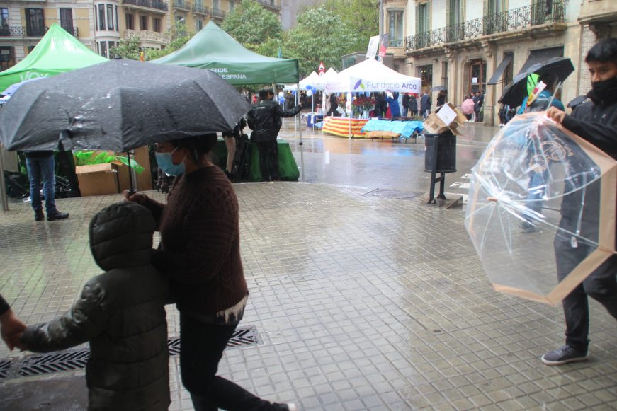 FOTOGRAFÍA. RAMBLA DE BARCELONA (CIUDAD DE BARCELONA) Y PARC FORUM DE SAN ADRIÁN DE BESÓS (BARCELONA) ESPAÑA, 23.04.2022. Diada de Sant Jordi de Cataluña 2022. Ñ Pueblo (85)