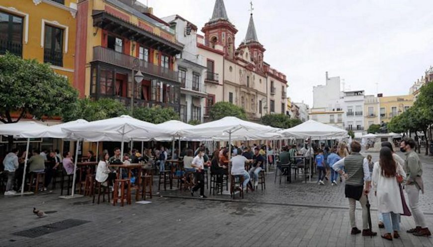 FOTOGRAFÍA. SEVILLA (ESPAÑA), 19.04.2022. Lluvia en Sevilla. Efe