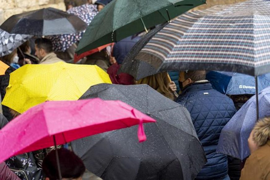 FOTOGRAFÍA. TERUEL (ARAGÓN) ESPAÑA, 11.04.2022. Viandantes se protegen de la lluvia con paraguas en TerueL (Aragón) España. Efe