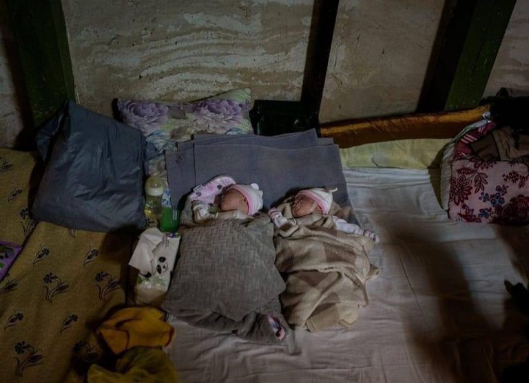Dos bebés ucranianos en un refugio| Una imagen de la invasión cruenta rusa de Ucrania muestra la terrible realidad de la Guerra de Vladimir Putin