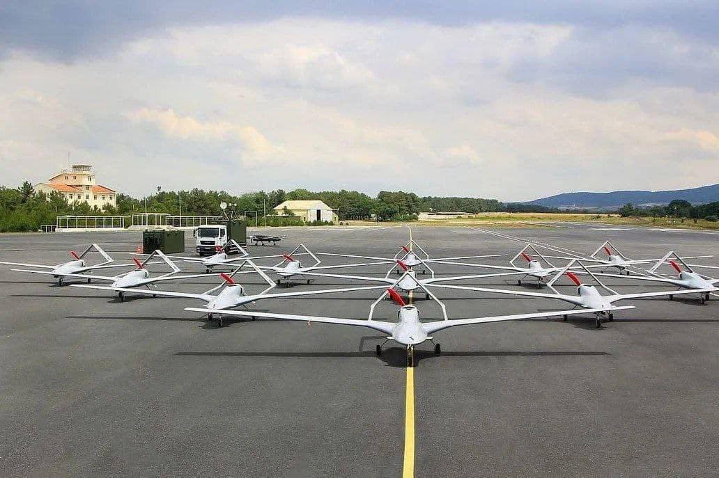 FOTOGRAFÍA. (UCRANIA) 02.03.2022. Llega a Ucrania la nueva ayuda militar letal de los drones «Bayraktar TB2». Ñ Pueblo FOTOGRAFÍA. (UCRANIA) 02.03.2022. Llega a Ucrania la nueva ayuda militar letal de los drones «Bayraktar TB2». Se trata de unos vehículos aéreos de combate no tripulado de altitud media y larga resistencia turco capaz de realizar operaciones de vuelo autónomas o controladas de forma remota fabricado por la compañía Baykar de Turquía principalmente para la Fuerza Aérea Turca. Fuerzas Armadas de Ucrania / Lasvocesdelpueblo (Ñ Pueblo). Lasvocesdelpueblo (Ñ Pueblo)