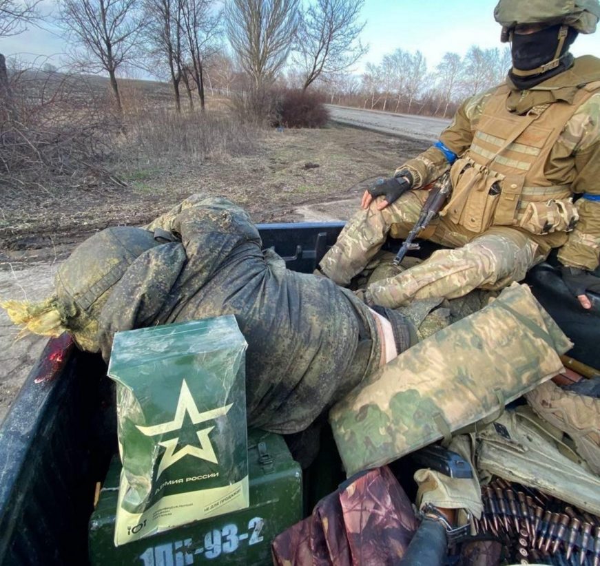 FOTOGRAFÍA. UCRANIA, 27.02.2022. Soldados rusos muertos en Ucrania. Una acción del batallón de Azov del Ejército de Ucrania acaba con una columna de las tropas invasoras rusas. Ñ Pueblo (1) FOTOGRAFÍA. UCRANIA, 27.02.2022. Soldados rusos muertos en Ucrania, militares ucranianos se llevan vehículos y armamento rusos con cadáveres de los rusos. Una acción del batallón de Azov del Ejército de Ucrania acaba con una columna de las tropas invasoras rusas. Fuerzas Armadas de Ucrania / Lasvocesdelpueblo (Ñ Pueblo). Lasvocesdelpueblo (Ñ Pueblo)