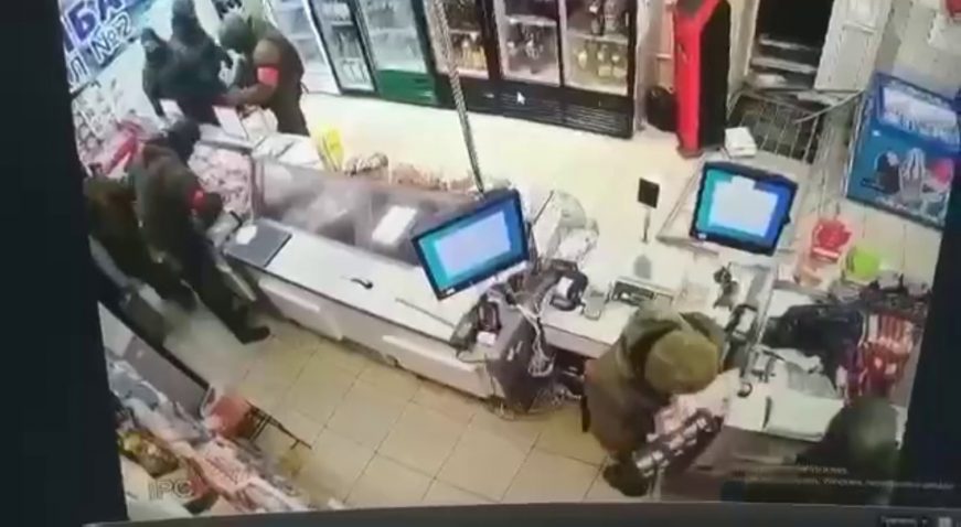 FOTOGRAFÍA. UCRANIA, DÍA 3 DE LA INVASIÓN RUSA, 27.02.2022. Las cámaras de seguridad de un supermercado pillan a las tropas rusas robando en Ucrania. Ñ Pueblo (2)