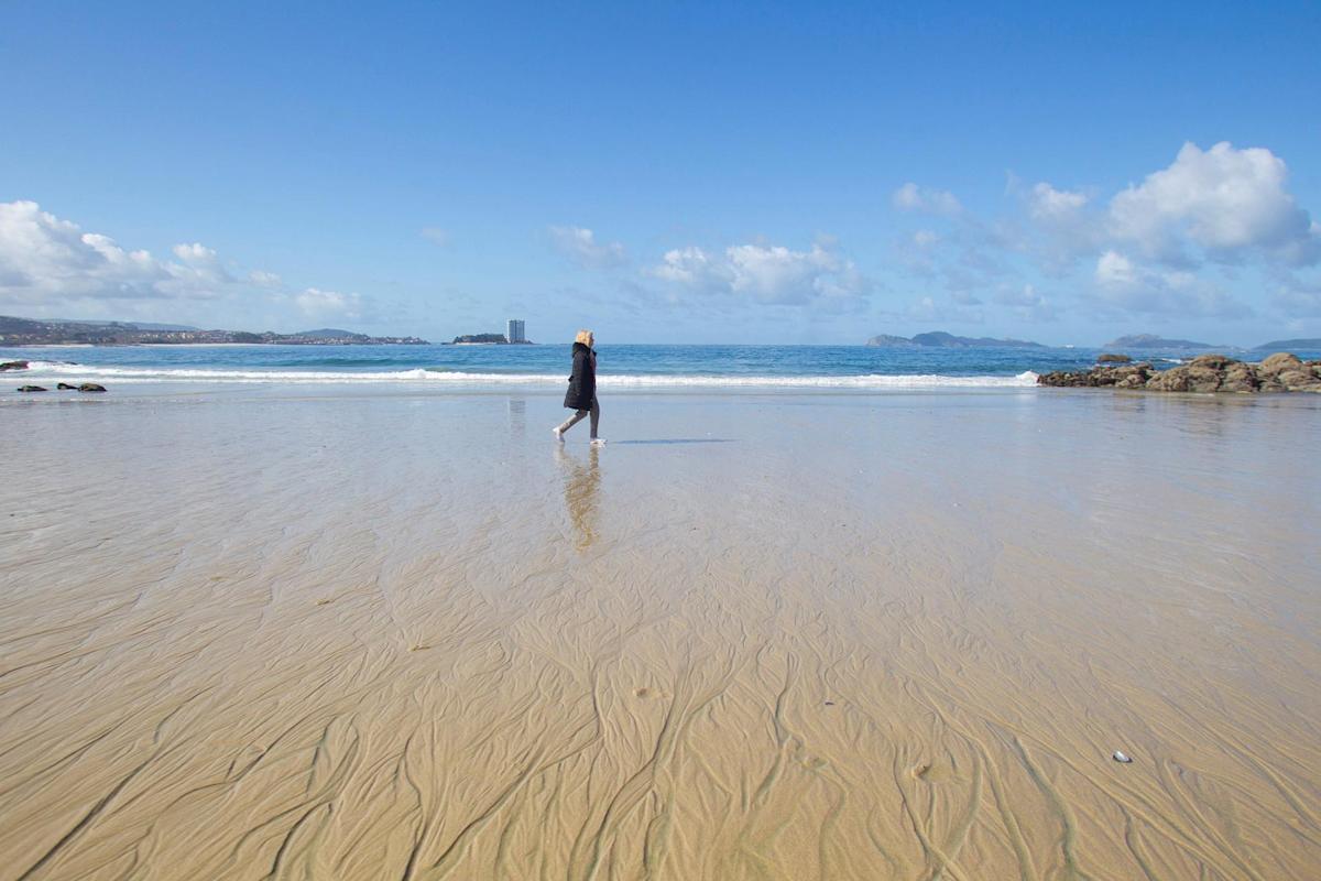 FOTOGRAFÍA. VIGO (ESPAÑA), 05.04.2022. Una mujer pasea por la playa de Samil, en Vigo, aprovechando el buen tiempo. Efe