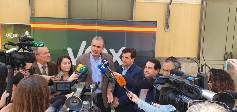 Orihuela (Alicante)| Ortega Smith reivindica un gran Pacto Hidrológico Nacional que «ponga en valor nuestro campo», «frente al sectarismo está Vox para defender las necesidades de los españoles»