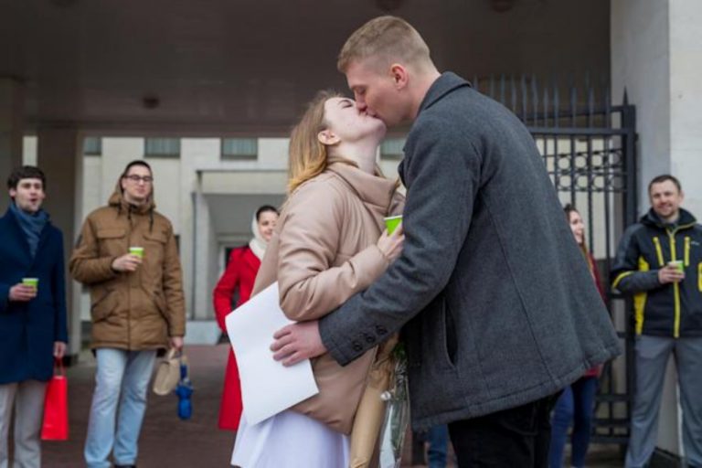 Ucrania| Los novios Kiryl y Xenia celebran su boda en medio de la guerra de Putin: «Sin ninguna duda es el día más feliz de nuestras vidas». «Estamos en el séptimo cielo»
