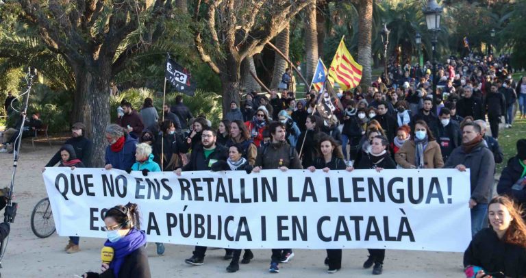 Cataluña| Nace la entidad separatista «Plataforma Pública y en Catalán»: exige la prohibición total del español/castellano