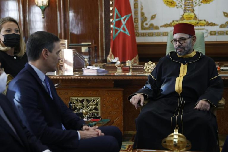 FOTOGRAFÍA. RABAT (MARRUECOS), 07 DE ABRILS DE 2022. El presidente del Gobierno español, Pedro Sánchez (i), se reúne con el rey Mohamed VI de Marruecos (d), en un encuentro que pretende simbolizar el cierre definitivo de la crisis diplomática entre sus dos países tras el aval de España a la propuesta de autonomía marroquí para el Sahara Occidental, este jueves en el Palacio Real de Rabat, Marruecos. Efe