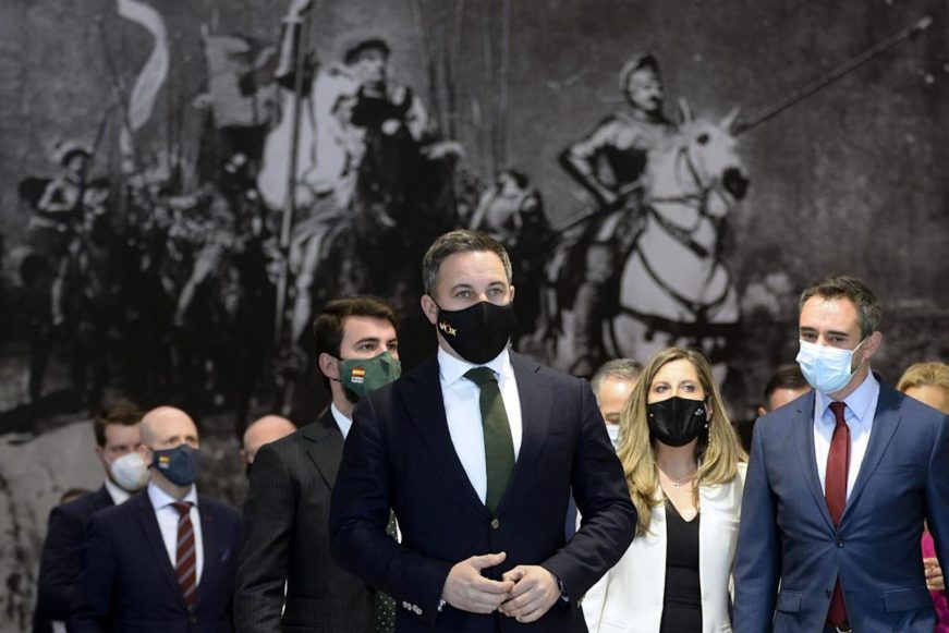 FOTOGRAFÍA. VALLADOLID (ESPAÑA), 11.04.2022. El presidente de Vox, Santiago Abascal (c)... Efe