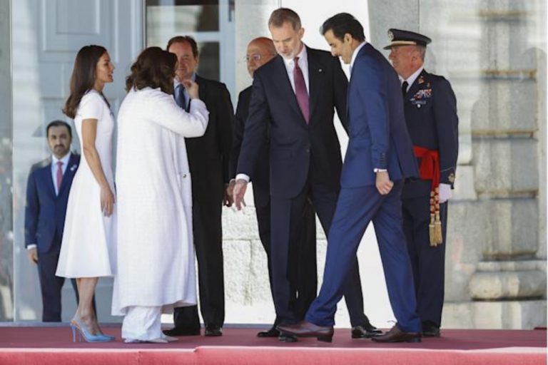 Sánchez, el rey, y el El emir de Catar, Tamim bin Hamad al Thani