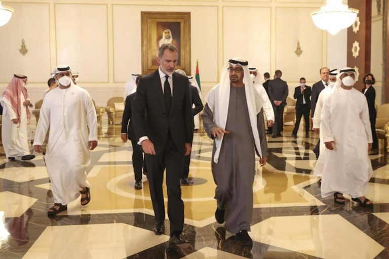 Visita del rey a Emiratos Árabes Unidos| El rey Felipe VI habla por teléfono con su padre y han quedado en verse en Madrid cuando don Juan Carlos vuelva a España