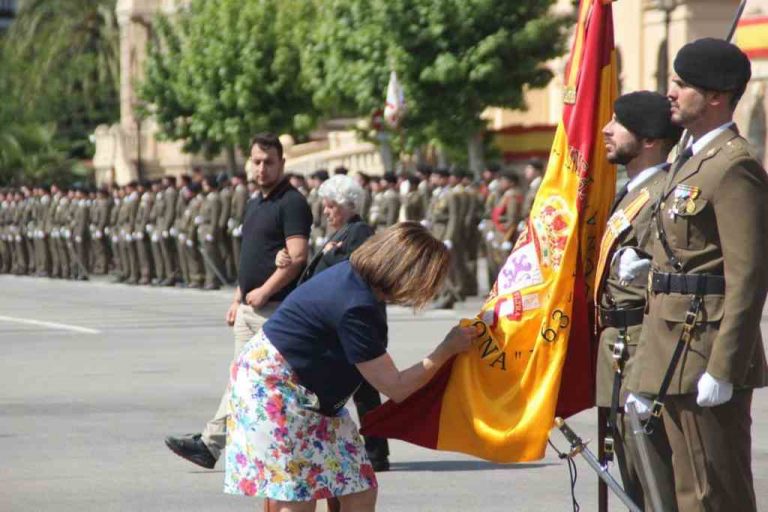 Más de 400 personas juran bandera de España en Barcelona