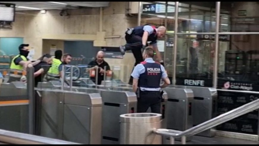 FOTOGRAFÍA. BARCELONA (ESPAÑA), 27.05.2022. La estación ferroviaria Clot-Aragón de Renfe en Barcelona es escenario de un ataque con cuchillo. Ñ Pueblo (2)