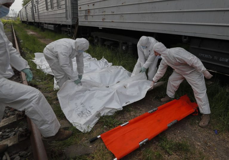 Guerra de Putin| Invasores rusos abandonan tanques y cruzan a nado el río para ponerse a salvo en el Donbás