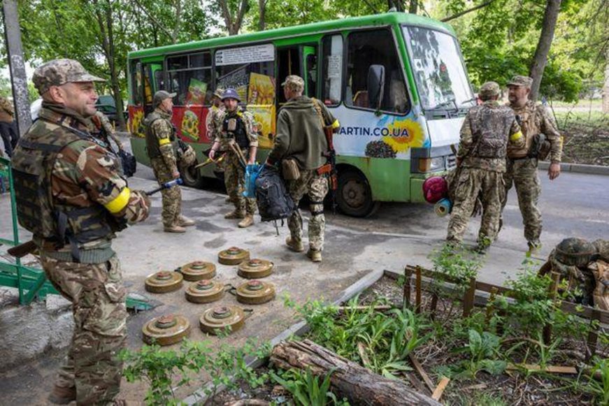 FOTOGRAFÍA. JÁRKOV (UCRANIA), 15.05.2022. El Ejército de Ucrania patrulla en la región de Járkov. Efe