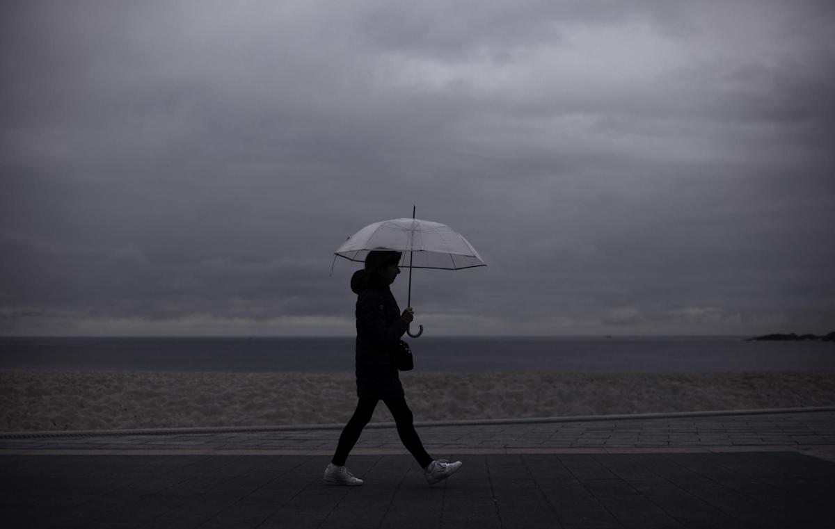 FOTOGRAFÍA. LA CORUÑA (ESPAÑA), 17.05.2022. Una mujer camina por el paseo marítimo de La Coruña (Galicia) España. Efe