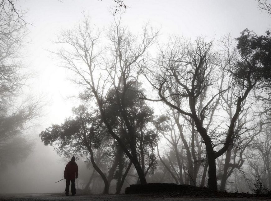 FOTOGRAFÍA. PAMPLONA (ESPAÑA), 04.05.2022. Una persona subiendo por la carretera hacia el alto de San Cristóbal donde un espeso manto de nubes cubre la comarca de Pamplona. Efe